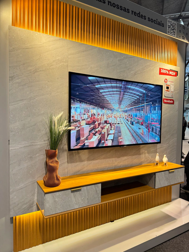 Painel ripado de 2,29x2,40 de altura 100% MDF com LED para TV de até 75 polegadas